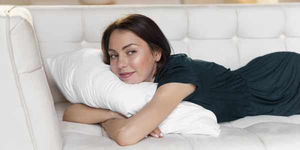 Jak wybrać narożnik do salonu? Praktyczny poradnik krok po kroku